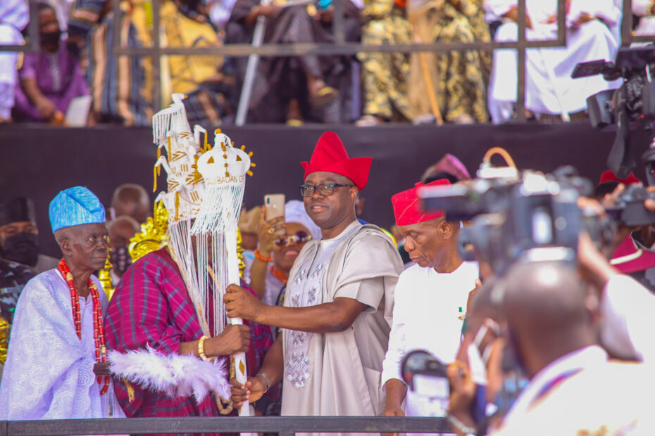 Governor Seyi Makinde presents instument of office to 42nd Olubadan