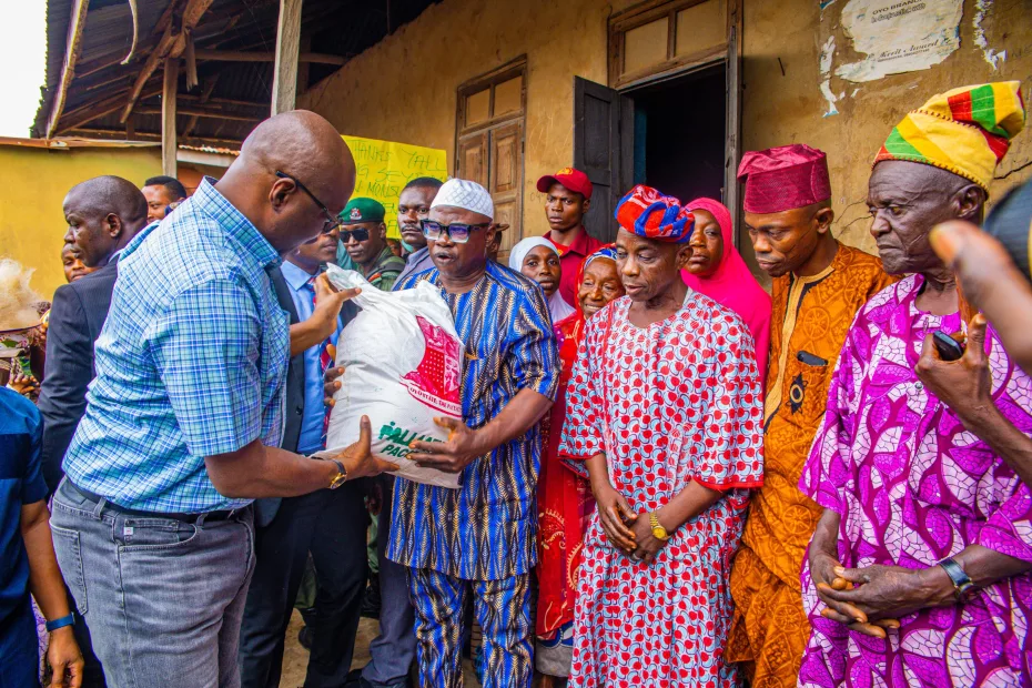 Governor Seyi Makinde Distributing bags of food at the flag-off of SAfER food distribution programme
