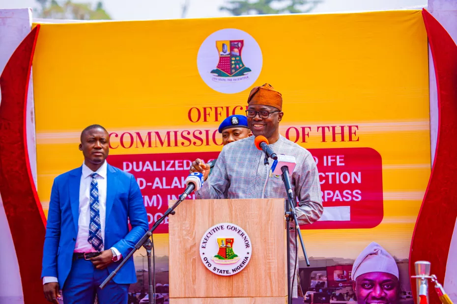 Picture of Governor Seyi Makinde at the commissioning of the dualised 8.2 km Agodi Gate-Old Ife Road-Alakia-Adegbayi Road and underpass bridge at the Onipepeye Area in Ibadan taken on 25 January 2024