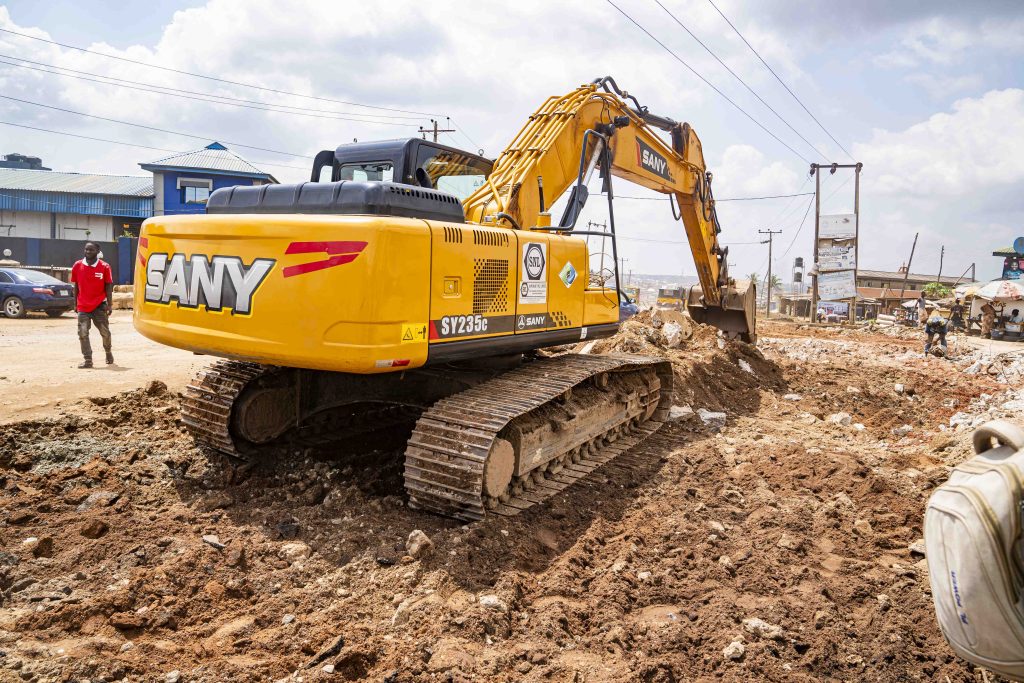 New Project: Dualisation of Ariyo-Amuloko-Odeyale Junction Road, Ona-Ara LGA (7.5 km) 10 10 28