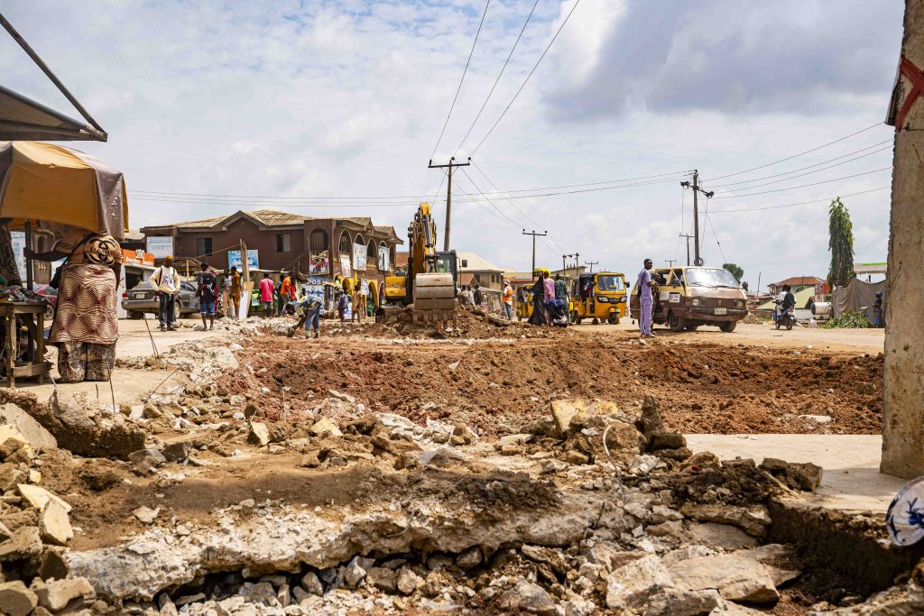 New Project: Dualisation of Ariyo-Amuloko-Odeyale Junction Road, Ona-Ara LGA (7.5 km) 14 14 10