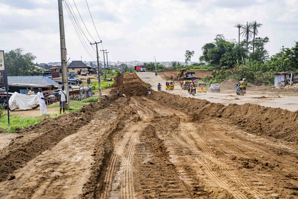 New Project: Dualisation of Ariyo-Amuloko-Odeyale Junction Road, Ona-Ara LGA (7.5 km) 2 2 55