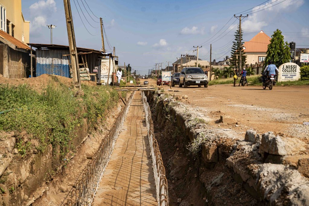 Resumed: Reconstruction of 3.78 km Akala Way-Akobo Junction Road 5 5 42