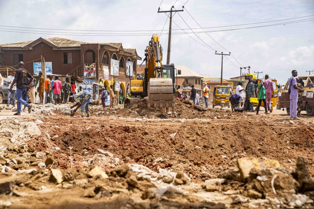 New Project: Dualisation of Ariyo-Amuloko-Odeyale Junction Road, Ona-Ara LGA (7.5 km) 8 8 28