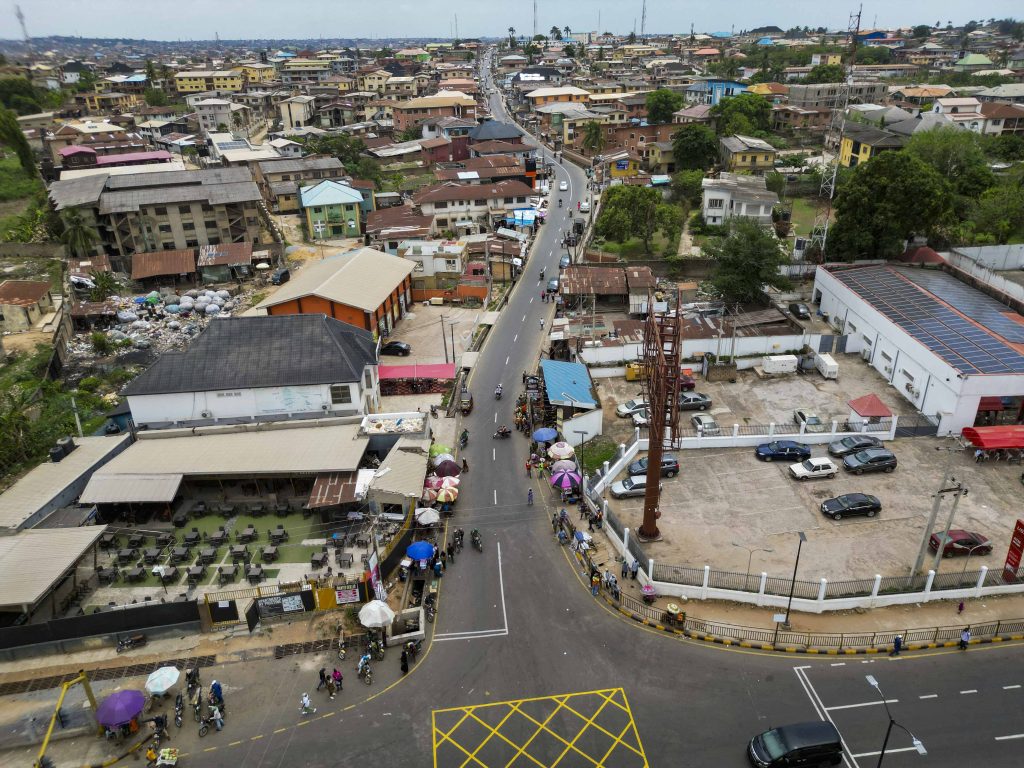Completed Reconstruction of Felele Idi Odo Junction–Splash FM Radio Station–Onigari Felele Expressway (3.5 km) 12 12 39