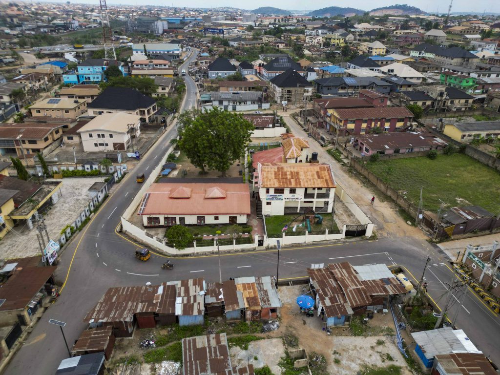 Completed Reconstruction of Felele Idi Odo Junction–Splash FM Radio Station–Onigari Felele Expressway (3.5 km) 15 15 22